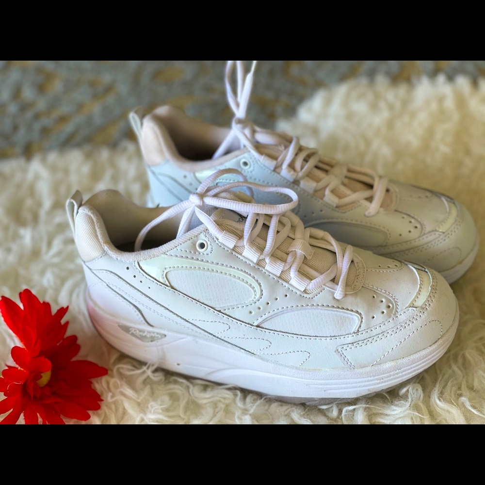 Brand new white close shoes 👟